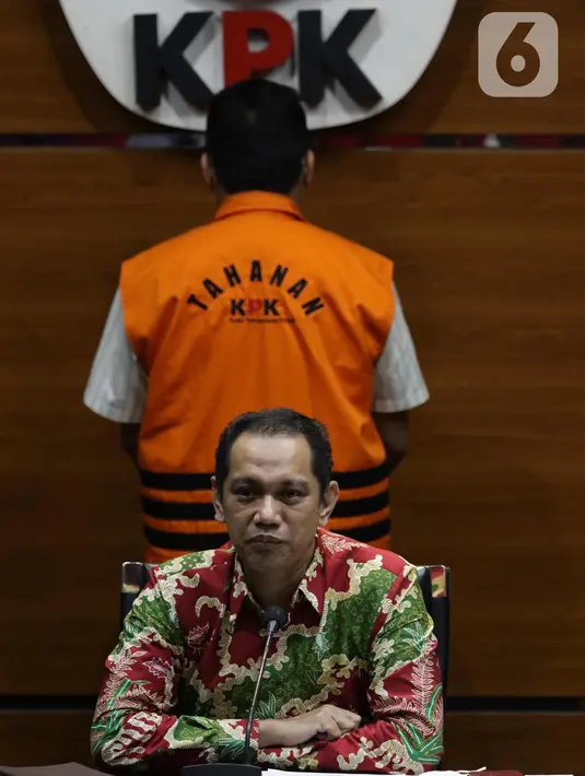 Wakil Ketua KPK, Nurul Ghufron menyampaikan rilis penahanan Badan Kepegawaian dan Pengembangan SDM Kabupaten Muna, Sukarman Loke di Gedung KPK, Jakarta, Kamis (23/6/2022). Sukarman Loke ditetapkan sebagai tersangka kasus korupsi pengajuan dana PEN untuk Kabupaten Kolaka Timur tahun 2021. (Liputan6.com/Helmi Fithriansyah)