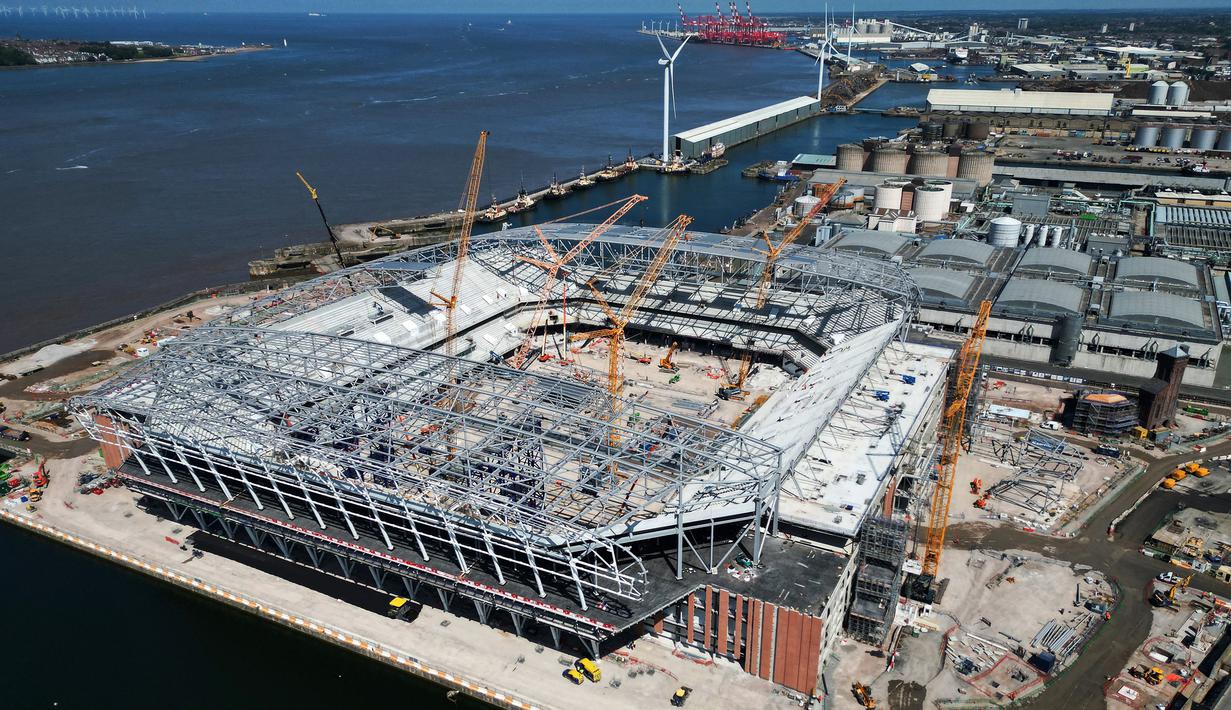 Foto udara stadion baru Everton, Bramley Moore Dock di Liverpool pada 5 Juni 2023. Stadion berkapasitas 52.888 penonton tersebut akan menggantikan kandang Everton yang awalnya terletak di Goodison Park. (AFP/Paul Ellis)