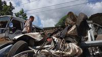 Kondisi seluruh kendaraan yang terlibat kecelakaan di gerbang tol Ciawi dalam keadaan rusak parah. Tiga kendaraan kondisinya terlihat hangus akibat terbakar. Kecelakaan beruntun melibatkan tujuh kendaraan di Gerbang Tol Ciawi pada Selasa malam (4/2/2025). (Liputan6.com/Achmad Sudarno)