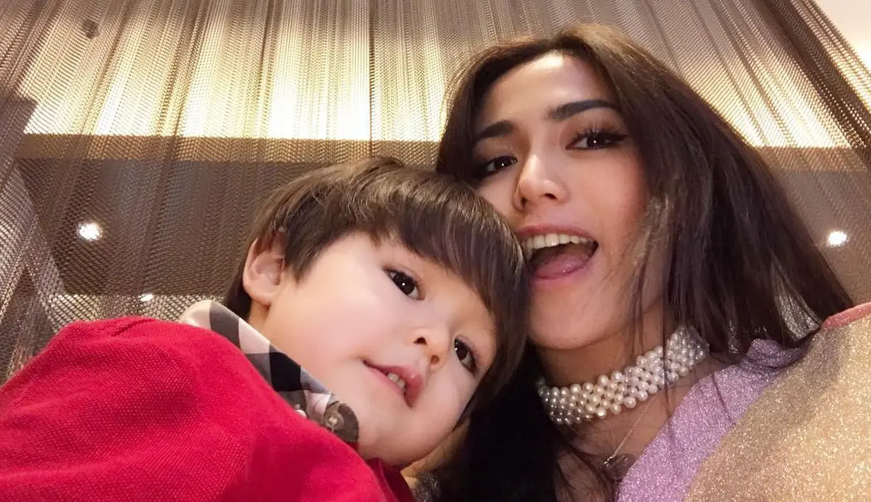 Melalui media sosial, Jessica Iskandar kerap mengungkapkan rasa cintanya pada El Barack. "Love of my life," tulis Jedar sebagai keterangan foto. (Foto: instagram.com/inijedar)