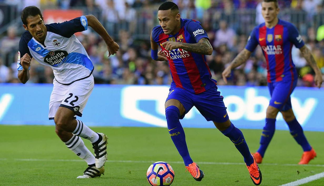 Striker Barcelona, Neymar, berusaha melewati gelandang Deportivo, Celso Borges Mora, pada laga La Liga di Stadion Nou Camp, Barcelona, Sabtu (15/10/2016). Barcelona menang 4-0 atas Deportivo. (AFP/Lluis Gene