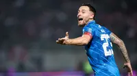 Selebrasi gelandang Persib Bandung, Marc Klok setelah mencetak gol kedua timnya ke gawang Madura United pada laga leg kedua final Championship Series BRI Liga 1 2023/2024 di Stadion Gelora Bangkalan, Madura, Jumat (31/5/2024). (Bola.com/Bagaskara Lazuardi)