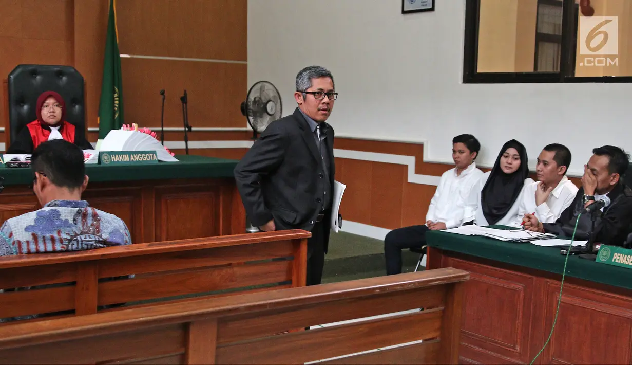 Suasana sidang kasus dugaan penipuan perjalanan umrah First Travel di PN Kota Depok, Jawa Barat, Senin (9/4). JPU menghadirkan tiga saksi ahli dari Kemenag, Himpunan Pengusaha Umrah, dan saksi dari Kemenag. (Liputan6.com/Herman Zakharia)