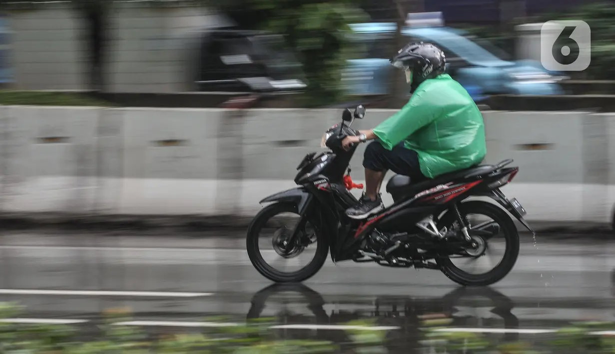 Warga menggunakan payung saat hujan mengguyur kawasan Monas, Jakarta Pusat, Kamis (5/1/2023). Warga diharapkan waspada serta mempersiapkan diri dengan perubahan cuaca yang akan terjadi selama satu pekan ke depan. (merdeka.com/Iqbal S Nugroho)
