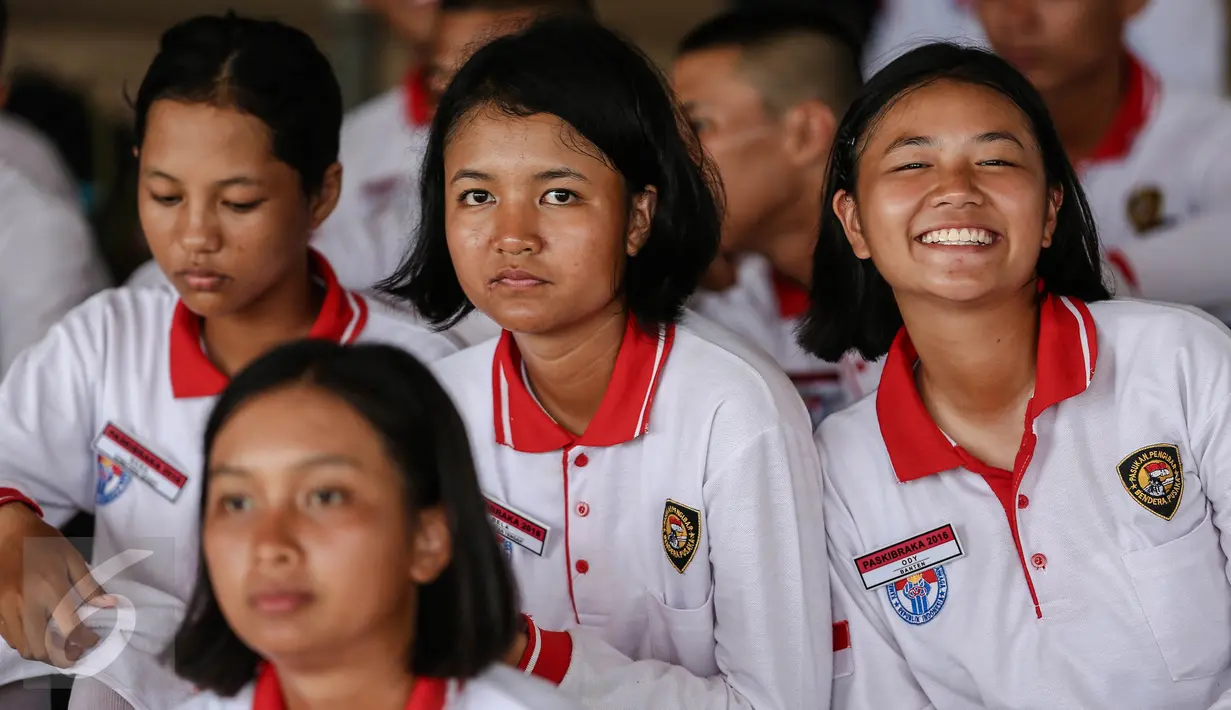 Senyum anggota Paskibraka 2016 sebelum bersiap mengikuti latihan di halaman Istana Merdeka, Jakarta, Jumat (12/8). Para anggota Paskibraka 2016 ini adalah murid SMA yang rata-rata berumur 16-17 tahun. (Liputan6.com/Faizal Fanani)