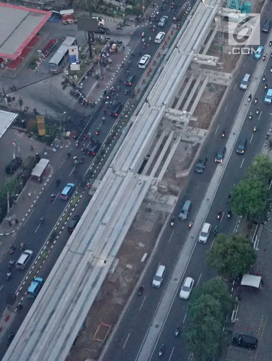 Kendaraan melintas di dekat proyek pembangunan Lintasan Light Rail Transit (LRT) Jabodebek di Rasuna Said, Kuningan, Jakarta, Sabtu (29/6/2019). Pembangunan lintasan Kereta Api Ringan atau LRT Jabodebek tahap 1 per 3 Mei 2019 mencapai 61,95 persen. (Liputan6.com/Herman Zakharia)