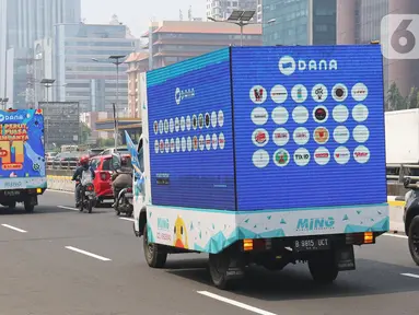 Mobil 11.11 melakukan konvoi di Jakarta, Kamis (7/11/2019). DANA menggelar konvoi Mobil 11.11 untuk merayakan momentum The Single's Day 11.11. (Liputan6.com/Herman Zakharia)