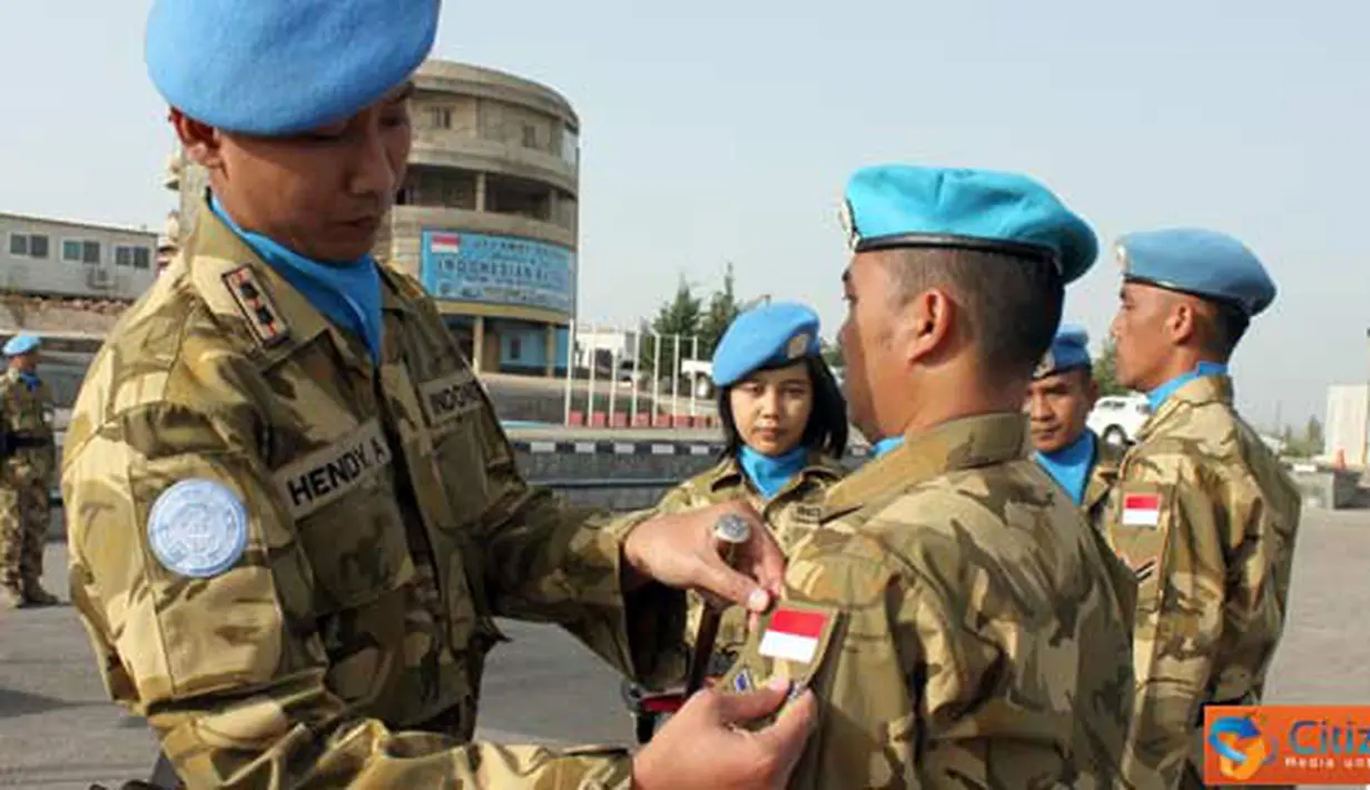 Citizen6, Lebanon: Letkol Inf Hendy Antariksa menyematkan lambang kepada prajurit Indobatt. (Pengirim: Badarudin Bakri Badar)