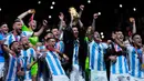 Para pemain Argentina merayakan kemenangan atas Prancis pada pertandingan sepak bola final Piala Dunia 2022 di Stadion Lusail, Lusail, Qatar, 18 Desember 2022. Argentina menang 4-2 dalam adu penalti setelah pertandingan berakhir imbang 3 -3. (AP Photo/Petr David Josek)