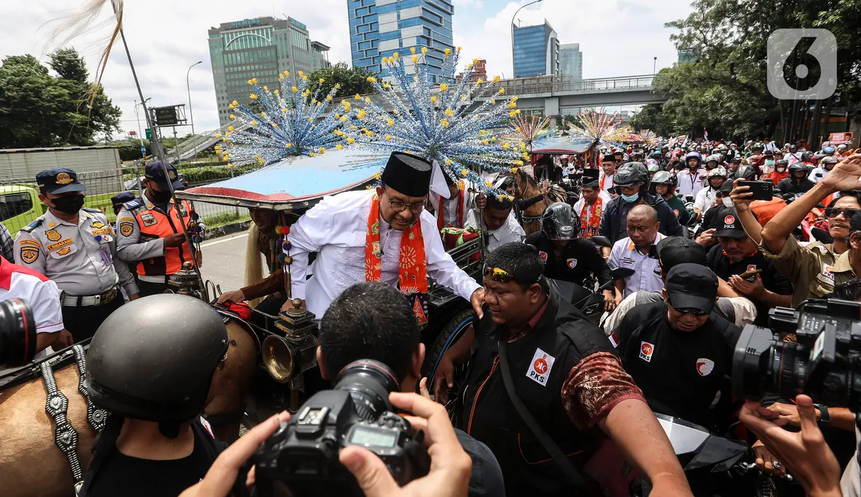 Anies Baswedan tiba untuk menghadiri deklarasi Capres 2024 di Kantor DPP PKS, Jakarta, Kamis (23/2/2023). Setibanya di markas PKS, Anies disambut atraksi Betawi Palang Pintu. (Liputan6.com/Johan Tallo)