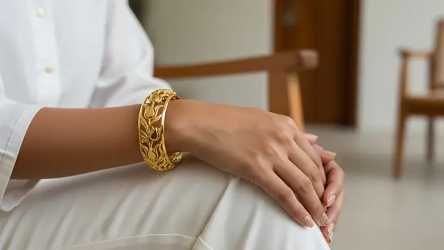 Model Gelang Emas Ukir Motif Bunga Klasik