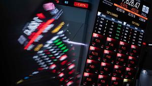 IHSG sempat membaik usai terseok-seok pada awal perdagangan dengan penghentian sementara perdagangan (trading halt) sistem perdagangan pada pukul 09.26 waktu Jakarta Automated Trading System (JATS), setelah penurunan yang mencapai delapan persen. Tampak dalam foto, papan elektronik menampilkan pergerakan Indeks Harga Saham Gabungan (IHSG) di Bursa Efek Indonesia, Jakarta, Kamis (29/1/2026). (YASUYOSHI CHIBA/AFP)