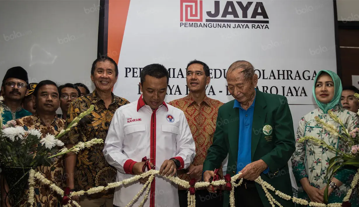 Menpora, Imam Nahrawi, bersama Ketua Pembina Yayasan Pembangunan Jaya Raya, Ciputra, meresmikan GOR Jaya Raya. Dengan gedung baru ini, PB Jaya Raya akan menyelenggarakan turnamen bertaraf international setiap tahunnya. (Bola.com/Vitalis Yogi Trisna)
