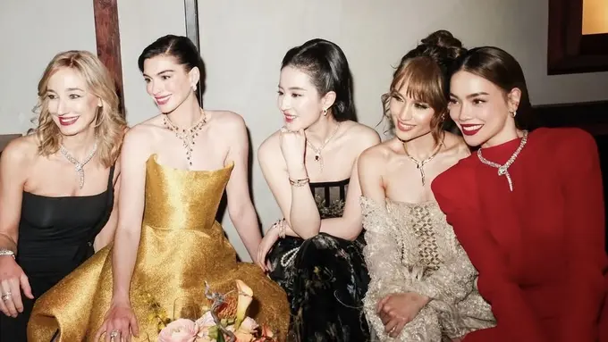 Pesona Glamor Cinta Laura Hadir di Exhibition Bvlgari Shanghai