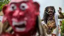 Ogoh-ogoh menjadi ikon ritual utama dalam menyambut Hari Raya Nyepi, khususnya pada hari Pangrupukan (sehari sebelum Nyepi). Tampak dalam foto, para penganut Hindu membawa Ogoh-ogoh, patung yang melambangkan roh jahat, selama pawai menjelang Nyepi di Surabaya pada Rabu 18 Maret 2026. (JUNI KRISWANTO/AFP)