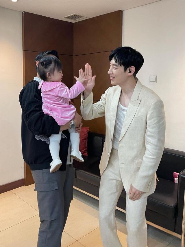 6 Potret Akrab Felicya Angelista dan Caesar Hito dengan Lee Je Hoon, Bak Bestie