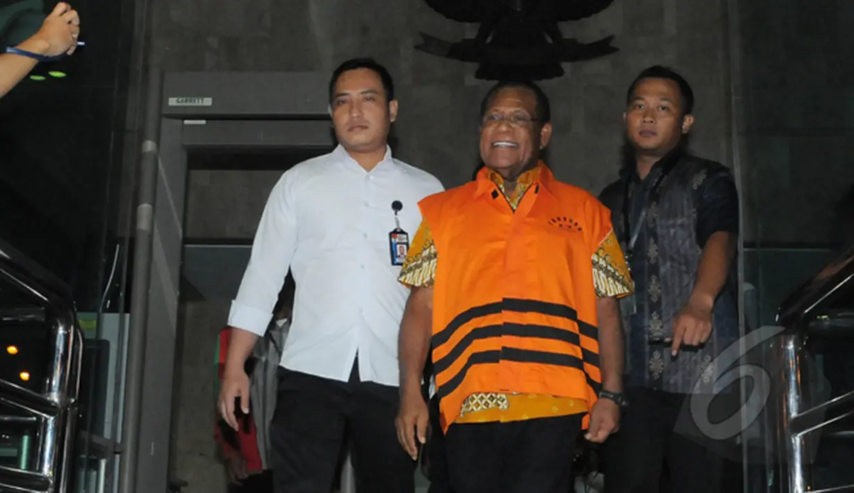 Mantan Gubernur Papua, Barnabas Suebu, keluar dari gedung KPK, Jumat (27/2/2015). Ia resmi ditahan KPK karena kasus dugaan korupsi pengadaan Detailing Engineering Desain PLTA tahun 2009-2010 di Papua. (Liputan6.com/Herman Zakharia)