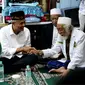 Bakal calon presiden (bakal capres) dari PDI Perjuangan (PDIP) Ganjar Pranowo melakukan silahturahmi dengan ulama kharismatik Banten Kiai Haji Ahmad Muhtadi bin Dimyathi al-Bantani atau yang lebih dikenal dengan Abuya Muhtadi. (Istimewa)