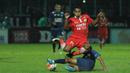 Gelandang Persija, Pandi Lestaluhu, berusaha melewati hadangan pemain Arema pada laga Piala Presiden 2017 di Stadion Kanjuruhan, Malang, Sabtu (11/2/2017). Arema bermain imbang 1-1 melawan Persija. (Bola.com/Reza Bachtiar)