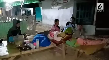 Warga setempat khawatir akan terjadi gempa susulan, sehingga warga tidak berani berada di dalam rumah dan lebih memilih untuk tidur di halaman depan rumahnya.