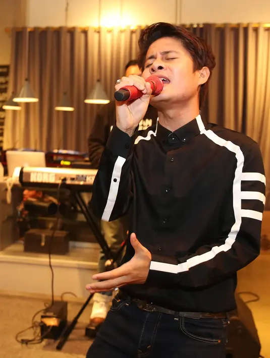 Tahun ini, merupakan tahun pertamanya Ezal menjalani ibadah puasa. Perlahan, ia mulai memperdalam agama Islam. Dari urusan ibadah, hingga mengkaji kitab suci Alquran. (Bambang E. Ros/Bintang.com)