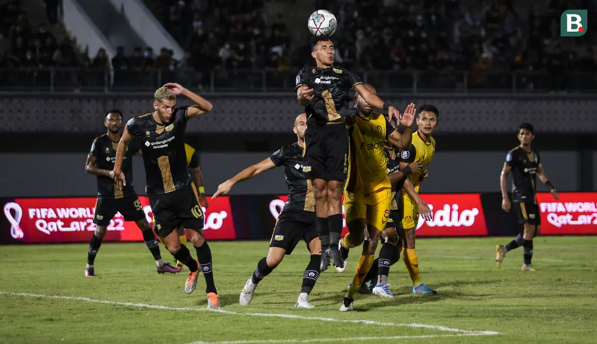 Pemain Dewa United, Theo Fillo B.D. Numberi (tengah) berusaha menghalau bola dalam laga pekan ke-2 BRI Liga 1 2022/2023 antara Dewa United melawan Persikabo 1973 di Indomilk Arena, Tangerang, Minggu (31/7/2022) malam WIB. (Bola.com/Bagaskara Lazuardi)