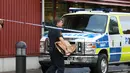 Petugas membawa barang bukti dari sekolah Kronan di Trollhattan, Swedia barat, Kamis (22/10). Seorang pria bertopeng dan bersenjatakan pedang menyerang sekolah tersebut dan menewaskan satu murid dan satu guru.(REUTERS/Bjorn Larsson Rosvall/TT News Agency)