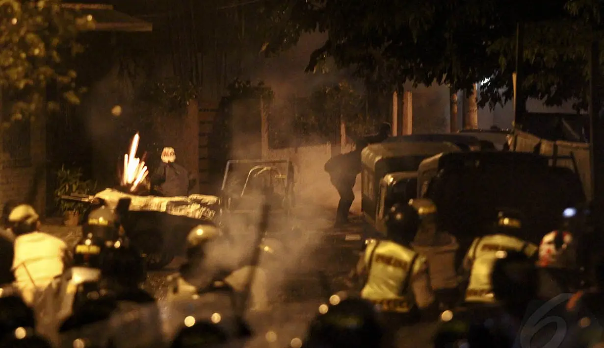 Polisi terpaksa mencoba membubarkan massa menggunakan water cannon, Jakarta, Rabu (3/12/2014). (Liputan6.com/Faizal Fanani)