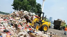 Membludaknya wisatawan yang mengunjungi Monumen Nasional berimbas pada meningkatnya volume sampah yang ada di seputaran Tugu Monas, Jakarta, (31/7/2014). (Liputan6.com/Faizal Fanani)
