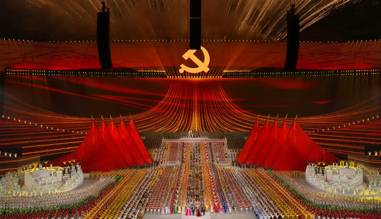 Para pemain ambil bagian dalam pertunjukan gala menjelang peringatan 100 tahun berdirinya Partai Komunis China di Beijing, China, 28 Juni 2021. Partai Komunis China akan merayakan HUT ke-100 pada 1 Juli 2021. (AP Photo/Ng Han Guan)