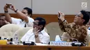 Mendagri Tjahjo Kumolo bersama Menteri Hukum dan HAM Yasonna Laoly menghadiri Rapat Kerja pembahasan RUU Pemilu di Kompleks Parlemen MPR/DPR-DPD, Senayan, Jakarta, Kamis (13/7). (Liputan6.com/Johan Tallo)
