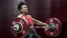 Lifter Indonesia, Deni, saat berlaga pada Asian Games di JIExpo, Jakarta, Rabu (22/8/2018). Deni memastikan lolos ke final setelah berhasil membukukan poin terbaik dengan total angkatan seberat 318 kg. (Bola.com/Vitalis Yogi Trisna)