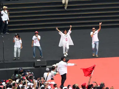 Sejumlah musisi dan artis ibukota membawakan lagu pada kampanye akbar capres dan cawapres Joko Widodo (Jokowi)-Ma'ruf Amin di Stadion Utama GBK, Senayan, Jakarta, Sabtu (13/15). Sebanyak 500 artis, musisi, dan budayawan meramaikan pagelaran Konser Putih Bersatu. (Liputan6.com/Angga Yuniar)