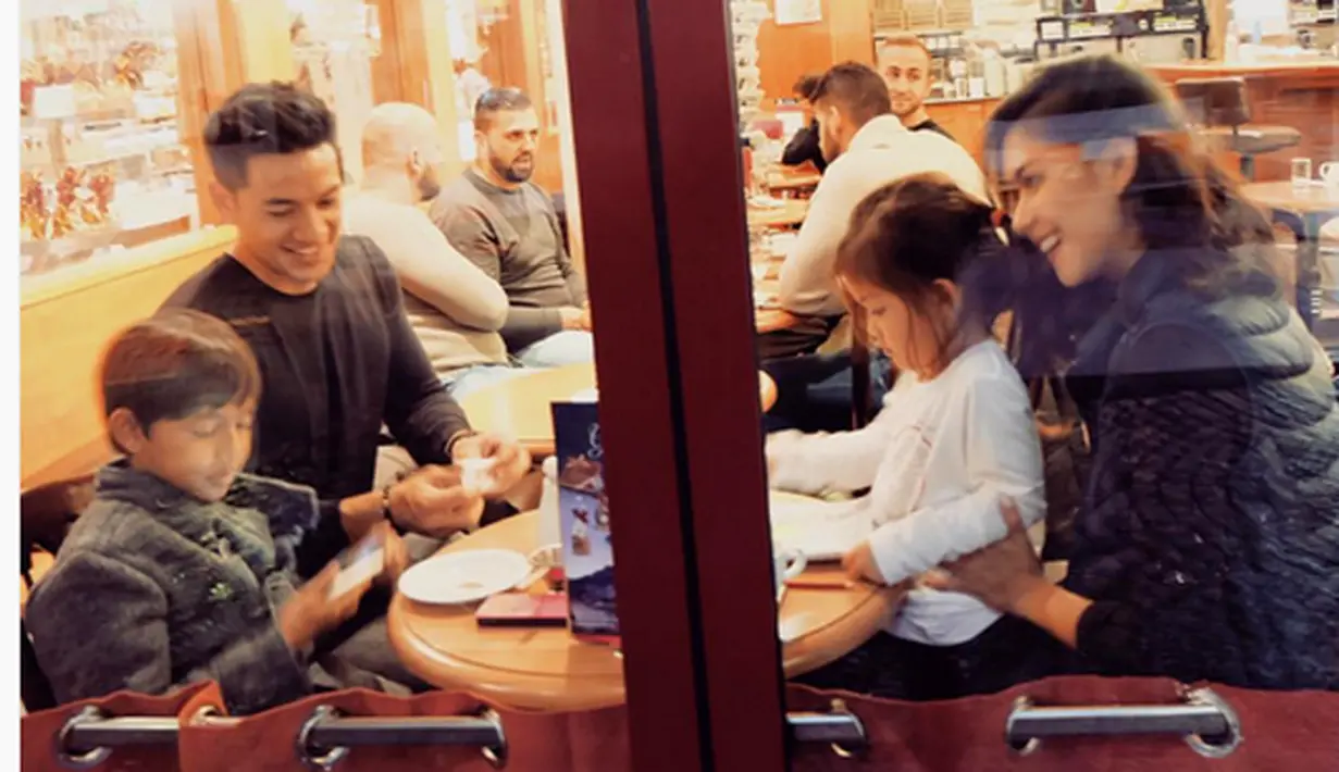 Dari pernikahannya, Nana dan Andrew telah dikaruniai dua orang momongan, Jason Deandra White dan Sarah Deana White. (Instagram/@nanamirdad)