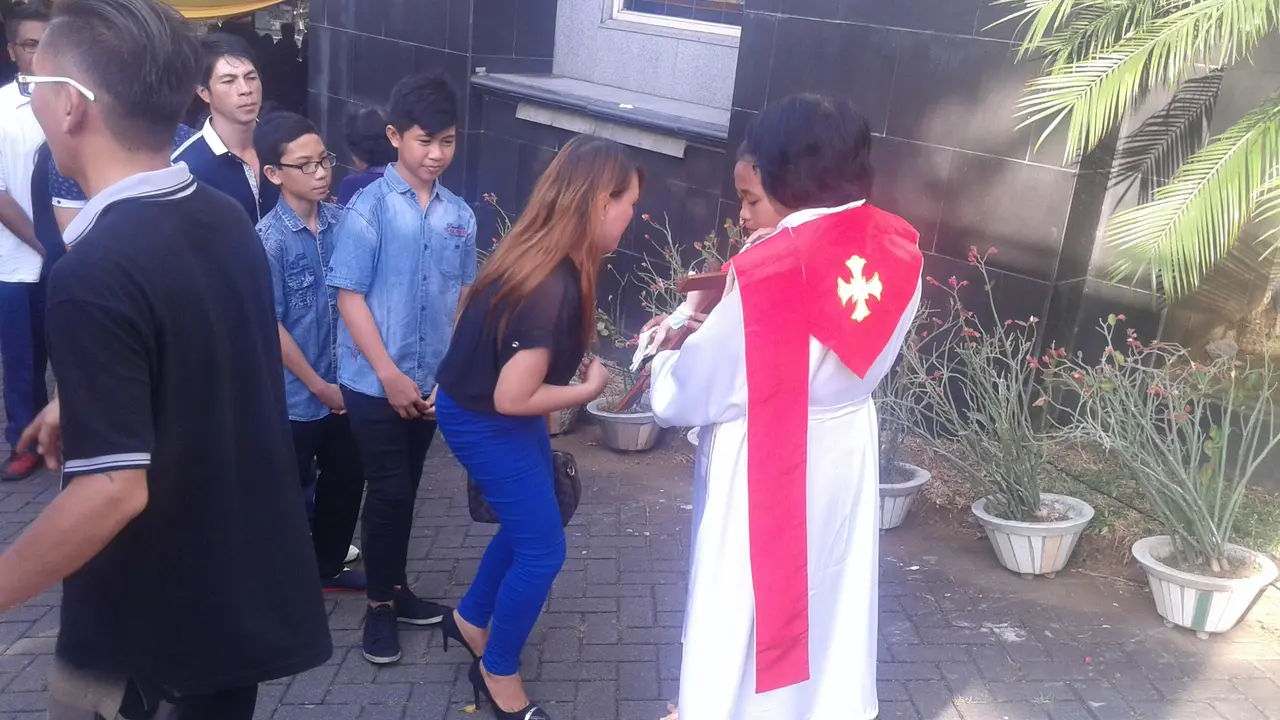 Dikerumuni Polisi, Umat Katolik Manado Khusyuk Jalani Paskah