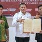 Penyerahan sertifikat hak kekayaan intelektual dari Kanwil Kemenkumham Riau ke Bupati Kepulauan Meranti. (Liputan6.com/M Syukur)