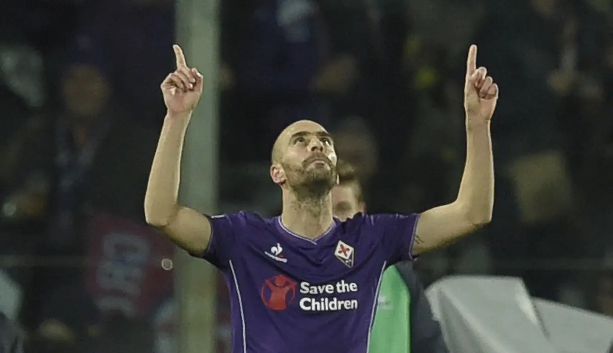 Pemain Fiorentina, Borja Valero merayakan golnya ke gawang Inter Milan pada lanjutan Liga Italia Serie A pekan ke-25 di  Stadion Florence "Artemio Franchi" comunal. (AFP / Andreas Solaro)