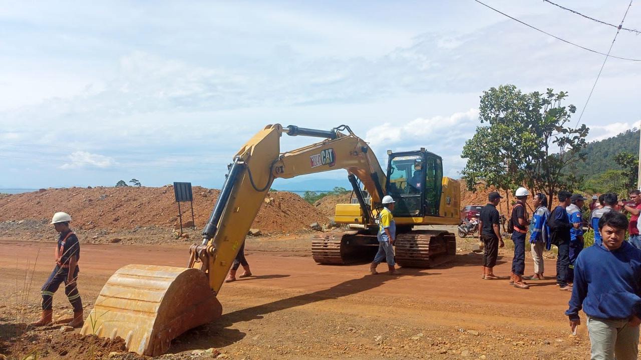 Akses ke pengapalan PT CLM diblokade massa (Liputan6.com/Eka Hakim)