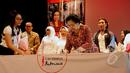 Presiden RI Ke-5, Megawati Soekarnoputri menandatangani ikrar bersama dalam rangka peringatan Hari Perempuan Internasional di Teater Kecil Taman Ismail Marzuki, Jakarta, Minggu (8/3/2015). (Liputan6.com/Helmi Fithriansyah)