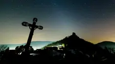 Cahaya bintang berwarna putih terlihat pada langit malam di Hajnacka, Slovakia, Kamis (7/2). Cahaya redup yang disebabkan oleh debu antarplanet ini terjadi akibat pantulan sinar matahari. (Peter Komka/MTI via AP)