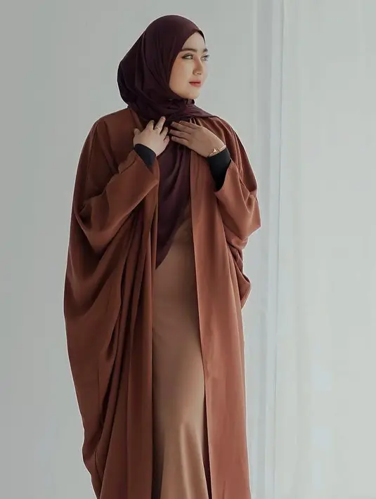 Masih 23 tahun, Sherel kerap mengusung gaya Muslimah yang kekinian. Look-nya pun kerap jadi inspirasi perempuan Muslimah lain. [Instagram.com/sherel_thalib]