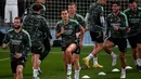 Pemain depan Real Madrid Lucas Vazquez (tengah) mengambil bagian dalam sesi latihan jelang menjamu Celtic pada matchday terakhir Grup F Liga Champions di Valdebebas, pinggiran Madrid, Selasa (1/11/2022). Celtic sudah dipastikan finis peringkat empat. Sementara itu, Madrid sudah pasti lolos ke babak 16 besar. (PIERRE-PHILIPPE MARCOU / AFP)