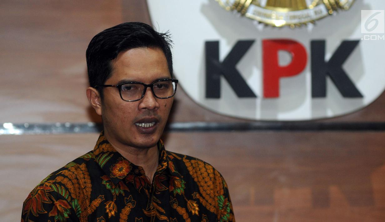 Jubir KPK Febri Diansyah memberi keterangan terkait dugaan TPPU di Gedung KPK, Jakarta, Jumat (18/5). KPK menjerat korporasi dengan sangkaan TPPU berkaitan dengan kasus yang menimpa Bupati Kebumen Mohamad Yahya Fuad. (Merdeka.com/Dwi Narwoko)