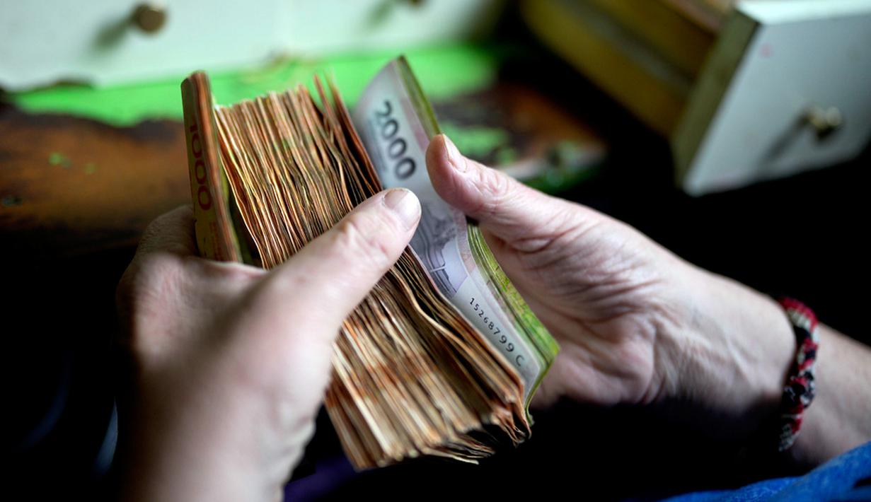 Pemerintah Argentina mendevaluasi atau membiarkan mata uang peso anjlok lebih dari 50 persen menjadi 801 per dolar pada Rabu (13/12/2023). Hal ini dilakukan demi mengembalikan perekonomian Argentina ke jalur yang benar melalui rencana Presiden Javier Milei. (AP Photo/Natacha Pisarenko, File)