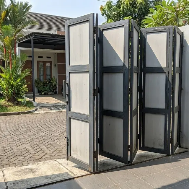 Pagar Rumah Kombinasi Besi Galvanis dan Panel GRC