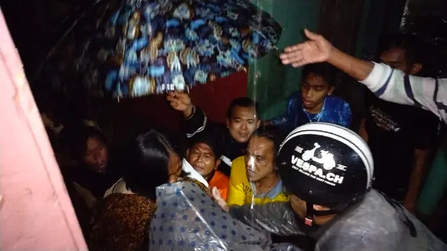 Nampak seorang ibu hamil dengan anak balita tengah mendapatkan pertolongan warga akibat banjir di kawasan Garut Kota, kabupaten Garut, Jawa Barat. (Liputan6.com/Jayadi Supriadin)