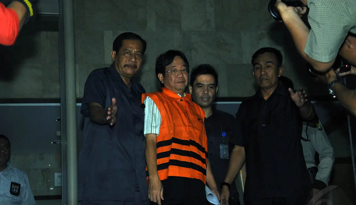 Presiden Direktur PT Sentul City Kwee Cahyadi Kumala terlihat mengenakan rompi tahanan berwarna oranye saat keluar dari Gedung KPK, Jakarta, (30/9/14). (Liputan6.com/Miftahul Hayat)