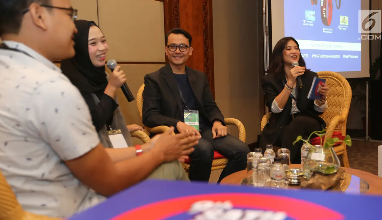Si Ratu Sampah Sekolah Amilia Agustin (kedua kiri) berbagi cerita pada IdeaFest 2018 di JCC, Jakarta, Jumat (26/10). Festival kolaborasi bersama Astra mengusung tema Light of Hope For Indonesia: Inspiring Community, Empowering Change. (Liputan6.com)