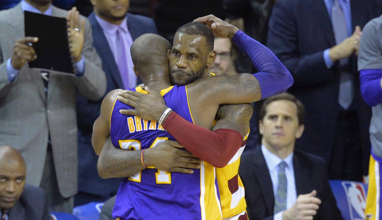 Pemain  Cleveland Cavaliers, LeBron James (23) memeluk Pemain Los Angeles Lakers, Kobe Bryant (24)  usai laga NBA yang dimenangkan Cavaliers 120-111 di Quicken Loans Arena, Kamis (11/2/2016) WIB.  (David Richard-USA TODAY Sports/Reuters)