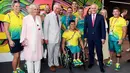 Pangeran Charles (tengah) dan istrinya Camilla Parker foto bersama dengan PM Australia Malcolm Turnbull (kedua kanan) dan anggota tim Australia selama kunjungan ke desa atlet Goldwe Common Games 2018 di Gold Coast (5/4). (AFP Photo/Pool/William West)